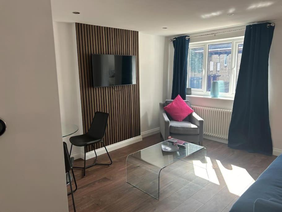 Rated In Barnsley- Sleeps 4 & 5 Minute Walk To Town Centre