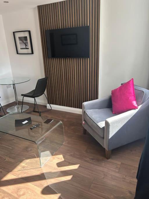 Rated In Barnsley- Sleeps 4 & 5 Minute Walk To Town Centre Apartment *