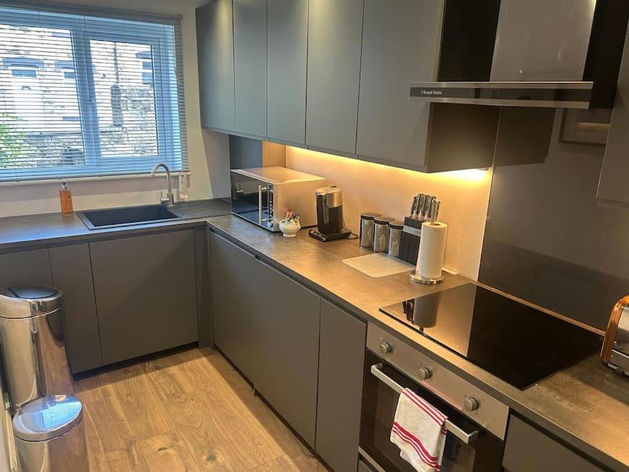 Rated In Barnsley- Sleeps 4 & 5 Minute Walk To Town Centre Apartment *
